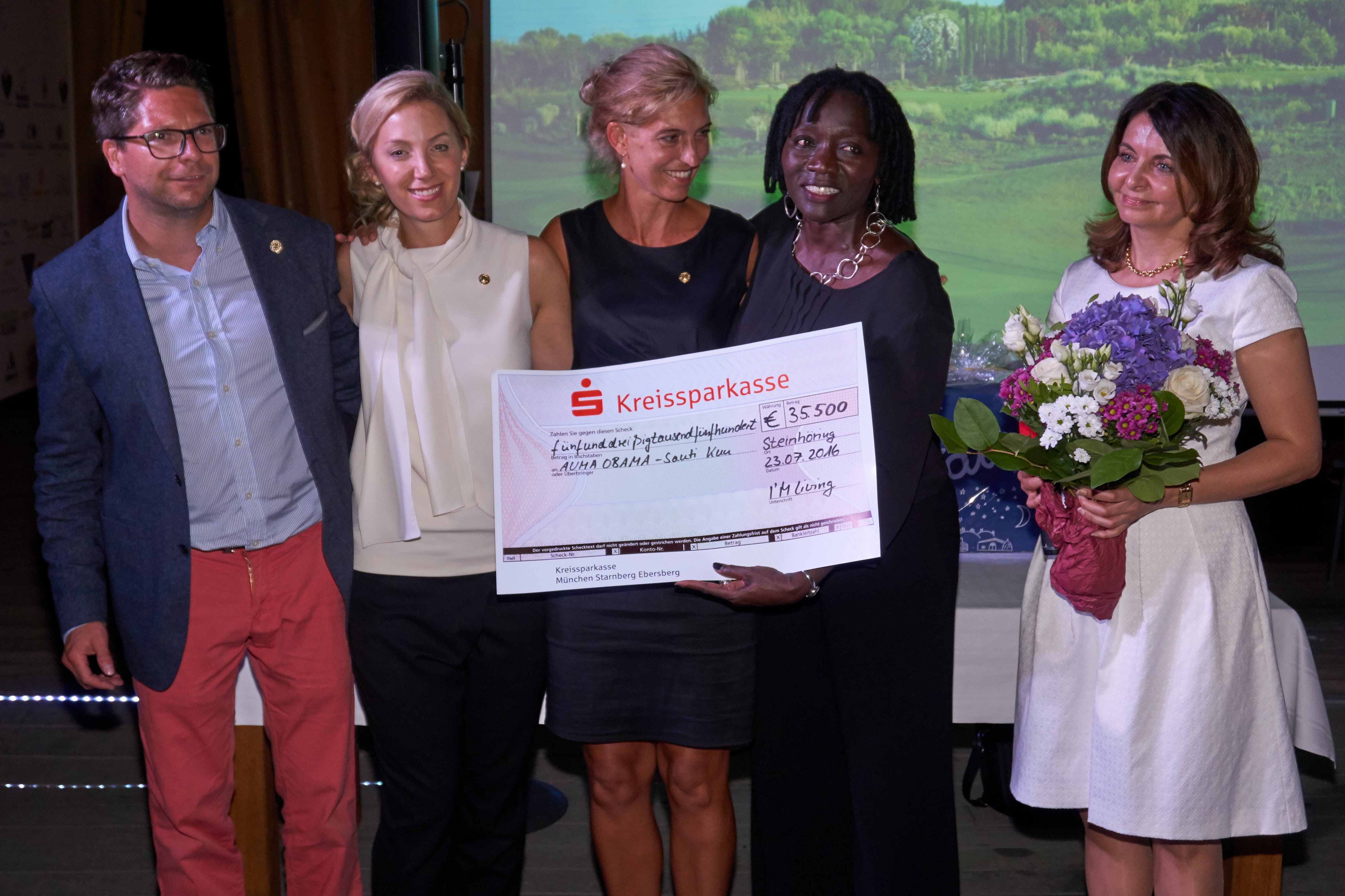 Check Übergabe beim 1. I'M LIVING Immobilien Charity Golf Cup